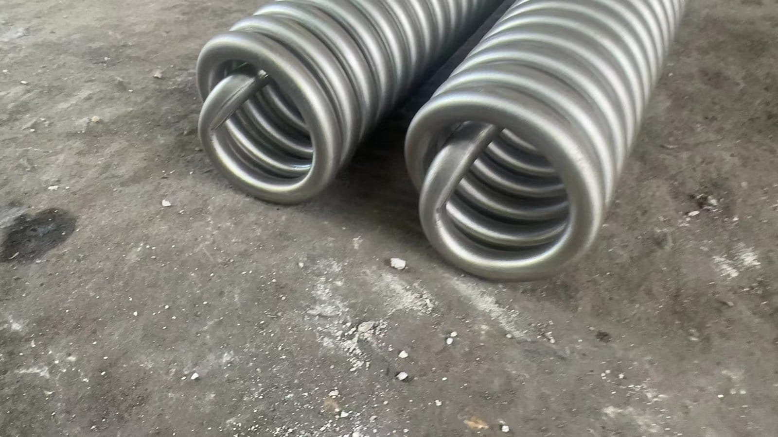 Helical tube geometry with repeated turns and straight end sections