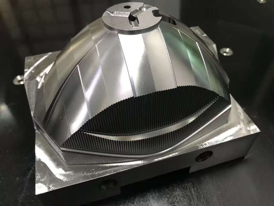 Broad freeform area beside fine local features on a mold component