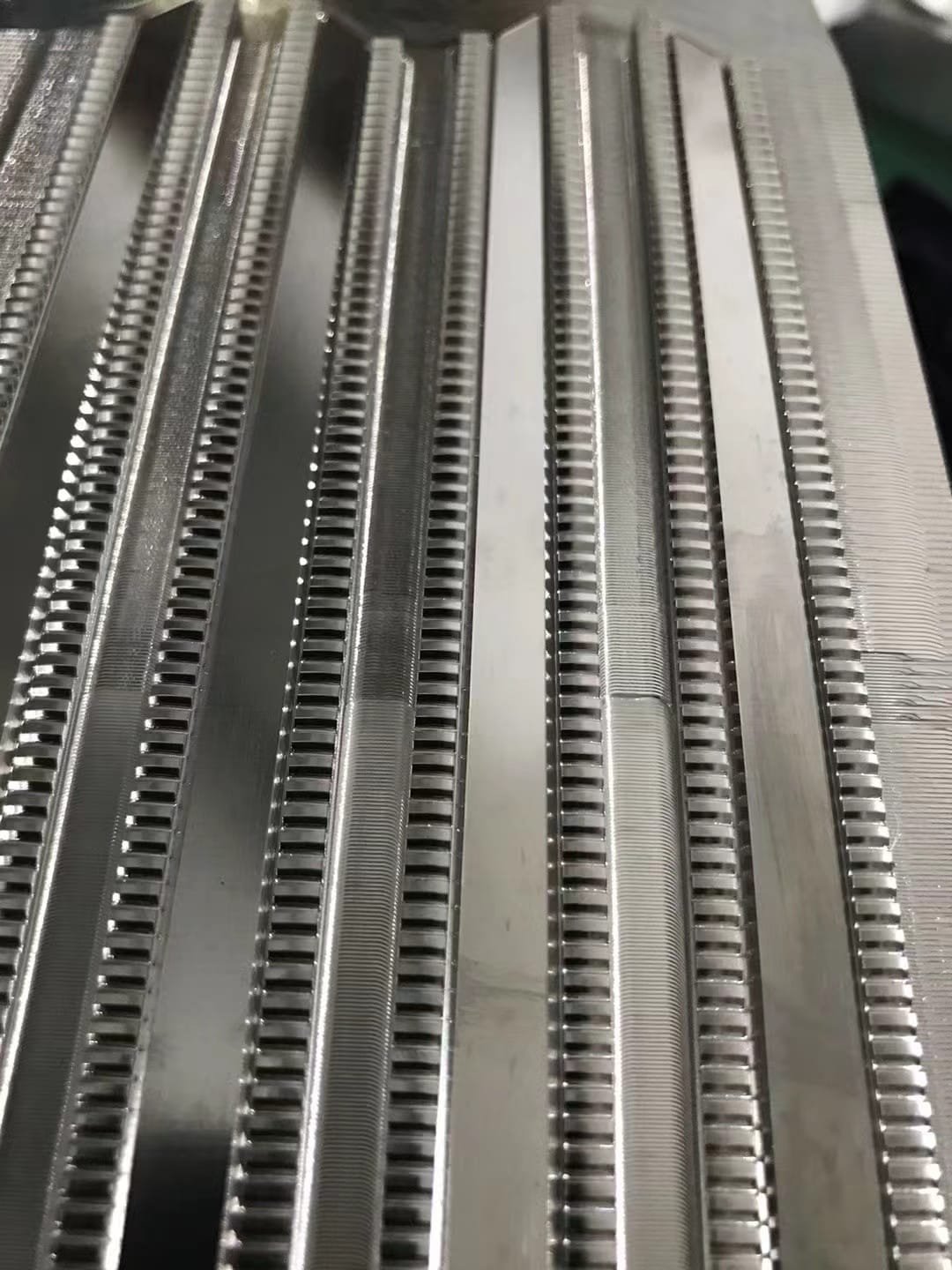 Curved mold component with broad reflective surface areas