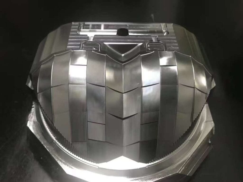 Automotive lighting mold component with freeform reflective surfaces