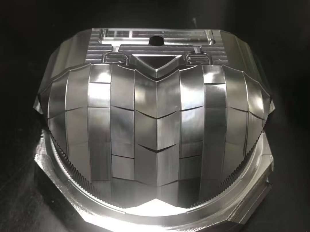 Automotive lighting mold component with freeform reflective surfaces